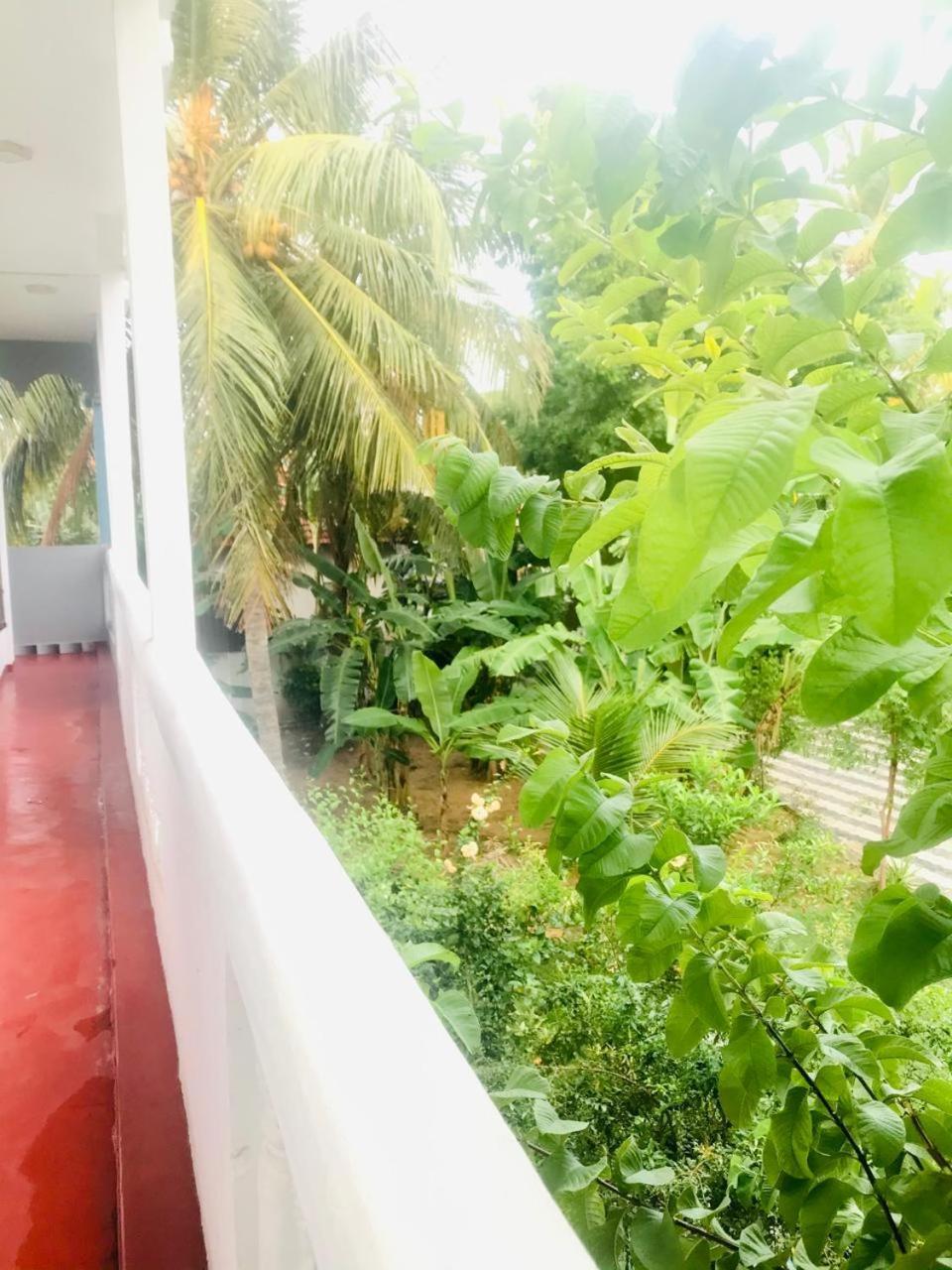 Nallur Holidays Inn Джафна Экстерьер фото